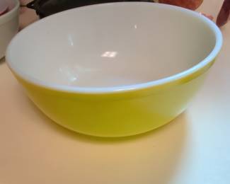 Pyrex Mixing Bowl - Primary Yellow #404