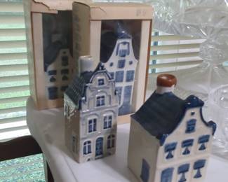 KLM Delft Blue Houses - Apricot Brandy by Simon Rynbende