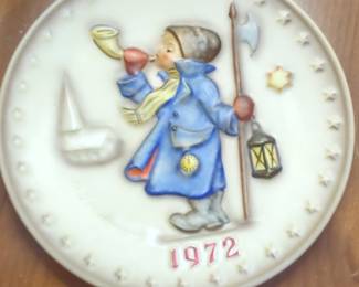 M.J. Hummel 1972 Annual Plate "Hear Ye, Hear Ye"