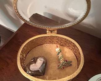Vintage Ormolu Filigree Hinged Jewelry Box with Mirrored Lid