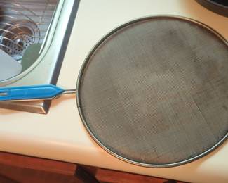 Stainless Steel Splatter Screen with Blue Handle and Sifter