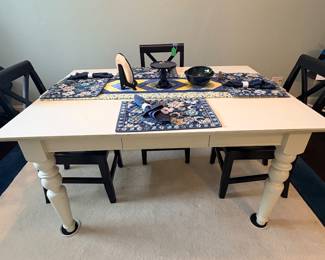 Farmhouse white table & 4 chairs