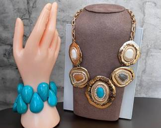 Bold Gold Tone Statement Necklace Stretch Bracelet