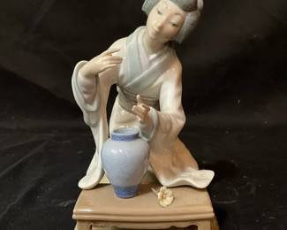 Lladro Japanese Girl Arranging Flowers