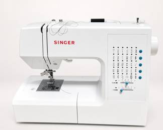 Lot 212: Singer 7442 Electronic Sewing Machine