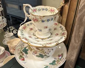vintage tea cups and saucers
