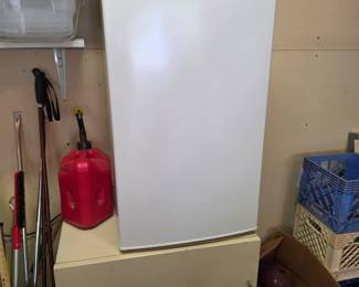 Mini standing freezer