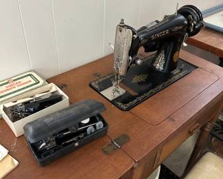 #135 Singer Black Sewing Machine Vintage w/Cabinet and Accessories $40.00