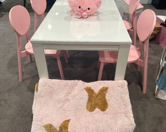 Kids table with 4 pink chairs