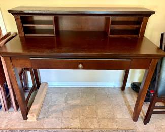 Pretty Desk with storage