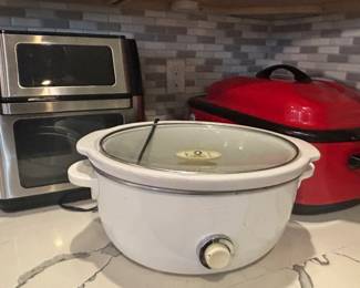 Kitchen countertop appliances (air fryer, crockpot, roasting oven)
