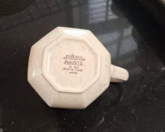 Mikasa Avante Ivory FE 900 Sugar Bowl with Lid and Creamer Set
