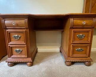 Lexington "Country Manor" Oak Desk
