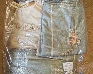 J. Queen New York Prestige Floral Comforter Set