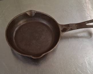 Meilen Ltd. Cast Iron Skillet