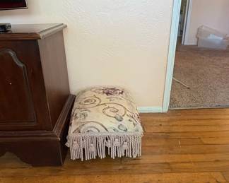 Jennifer Taylor Home Fiona Traditional Decorative Footstool