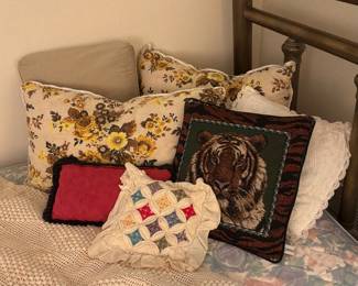 Throw pillows 
