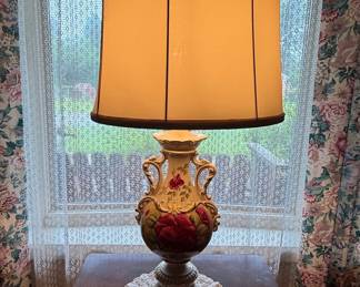 Vintage Hand-Painted Porcelain Urn Table Lamp with Floral Motif
