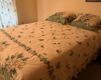 Vintage Floral Quilt and Pillow Sham Set - Magnolia Garden