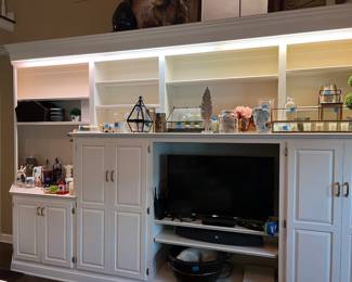 Terrariums, decorative items, tv, decor, candles, topiaries, ornaments, bunnies, baskets, vases, candles, jar candles, vases, 
