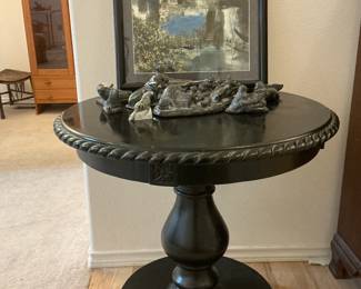 Pedestal table - Figures made in Canada