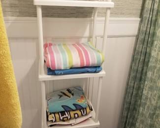 Plastic shelving; towels