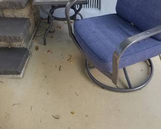 Swivel patio chair; accent table