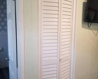 Louvered bi-fold doors