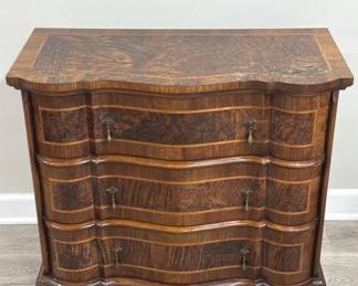 059 Rank 059 Lot 344h Italian Baroque style chest of drawers