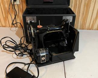 Vintage Featherweight Singer Sewing Machine. Great working condition. So quiet.