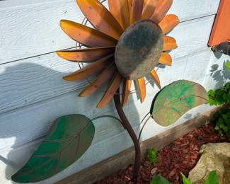 Metal Spinning Sunflower Yard Decor  Good condition  48” tall x 38 1/2” across 