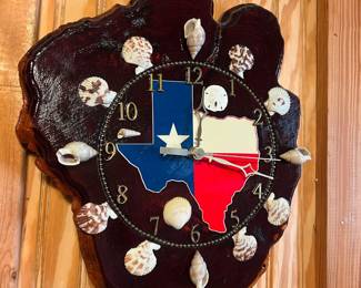 Handmade Texas Seashell Clock  Good working condition 12” x 14”