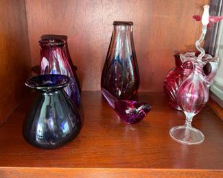 Many pieces of art glass