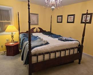 King 4-post bed/mattress/box