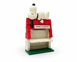 21 VintageSnoopyFriendsStoreDisplayDoghouse