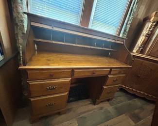 Roll top desk- perfect condition $250