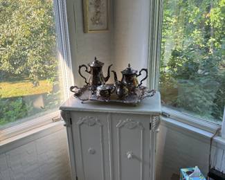 Sunroom-stand, Silverplate tea/coffe set