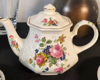 Vintage Sadler Windsor "Floral Basket Weave" Teapot