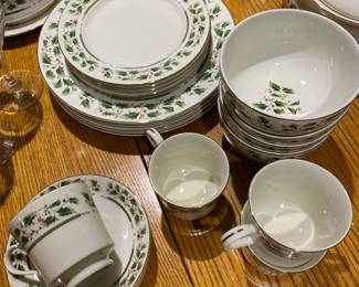Royal Limited Holly Holiday porcelain collection. Known for its classic, festive, and sophisticated look, this set is perfect for Christmas entertaining, festive gatherings, or adding a touch of traditional charm to your holiday meals. 4 place settings and various serving pieces