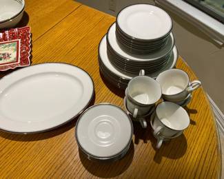 8 Place settings Noritake Countess (Pattern #7223) is a discontinued, elegant, vintage fine china line produced from 1975 to 1987. It features a bright platinum trim on a soft ivory body. Its timeless design makes it perfect for traditional and formal dining.