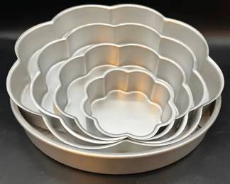 Wilton Performance Pans Scalloped Aluminum Cake Set, Nesting Sizes