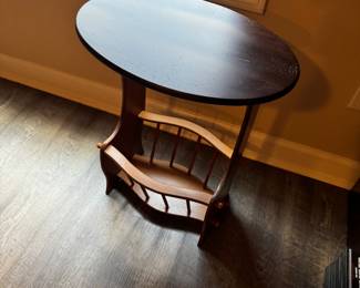 Small table/magazine holder