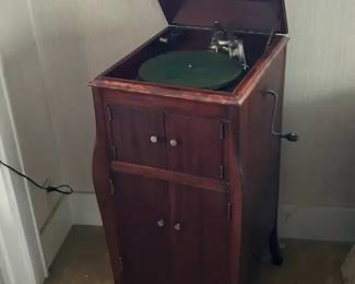 002 Victrola Model VVX Phonograph