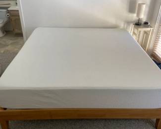 King Memory Foam Mattress And Wood Frame
