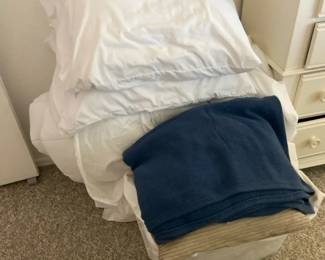 Pillows, Sheets And Blankets Lot