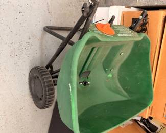 Push broadcast fertilizer spreader