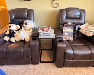 Brown leather dual recliner loveseat with console