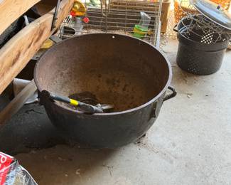 Cast iron cauldron 