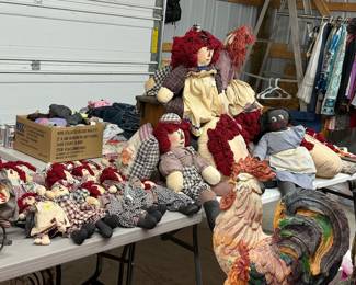 Lots of Raggedy Andy and Ann dolls