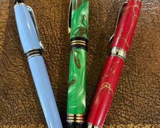 Unmarked fountain, pens, and pen